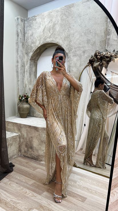 فستان أصفر مطرز يدوياً بأكمام الخفافيش