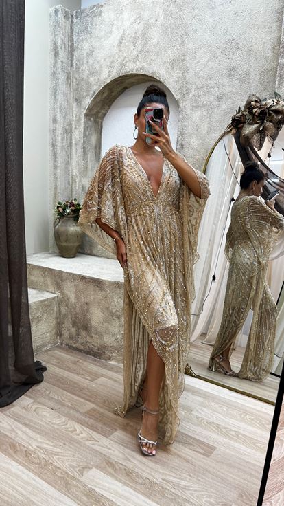 فستان أصفر مطرز يدوياً بأكمام الخفافيش