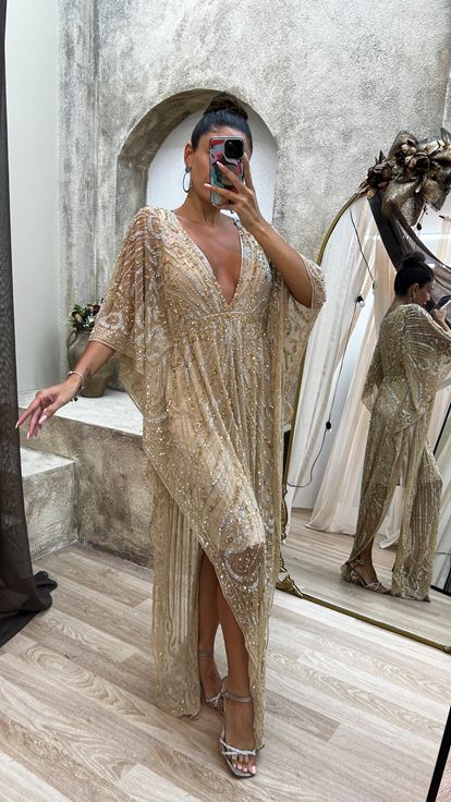 فستان أصفر مطرز يدوياً بأكمام الخفافيش