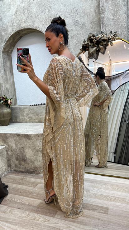 فستان أصفر مطرز يدوياً بأكمام الخفافيش