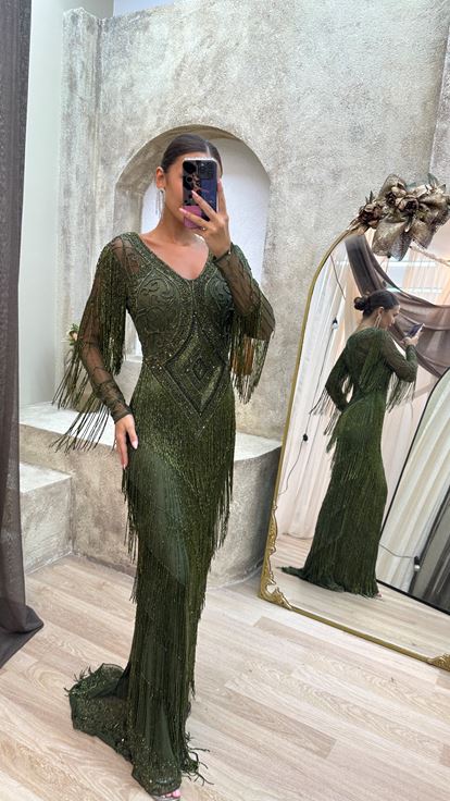 Abito color kaki con scollo a V e ricami speciali realizzati a mano 