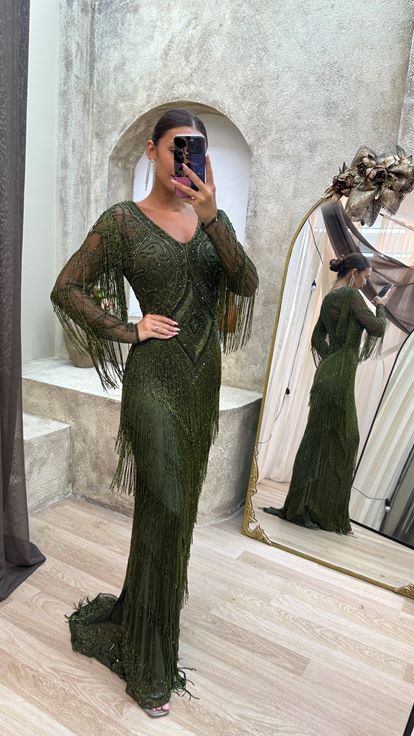 Abito color kaki con scollo a V e ricami speciali realizzati a mano 