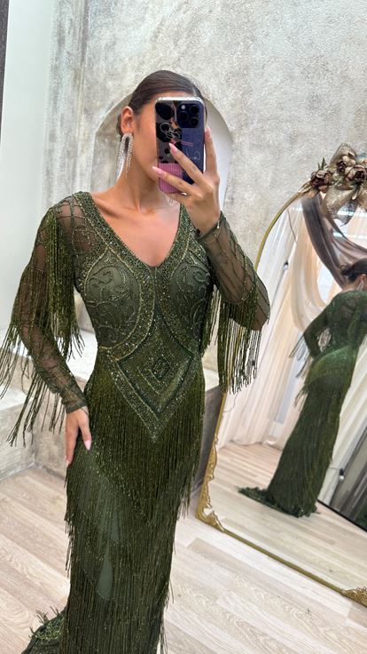 Abito color kaki con scollo a V e ricami speciali realizzati a mano 