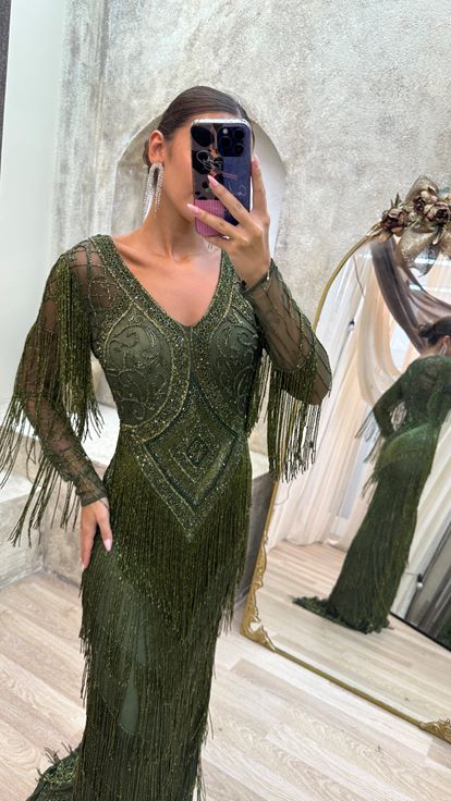 Abito color kaki con scollo a V e ricami speciali realizzati a mano 