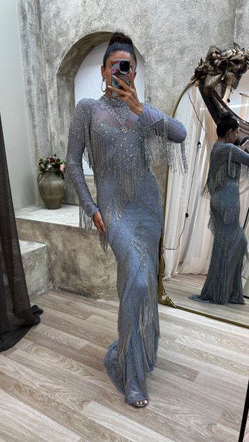 Blaues, speziell besticktes Kleid