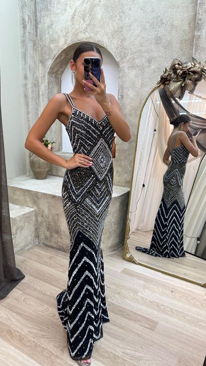 فستان رمادي بحمالات وتطريز مميز