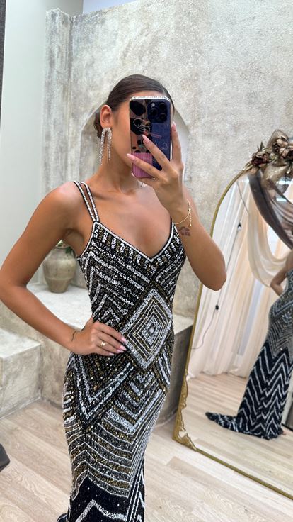 فستان رمادي بحمالات وتطريز مميز