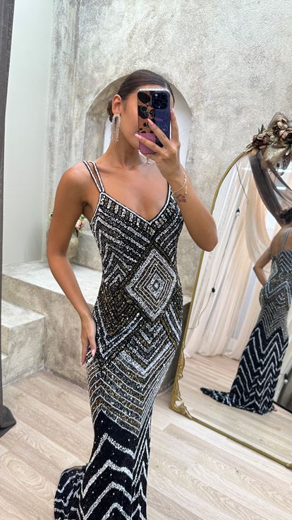 فستان رمادي بحمالات وتطريز مميز