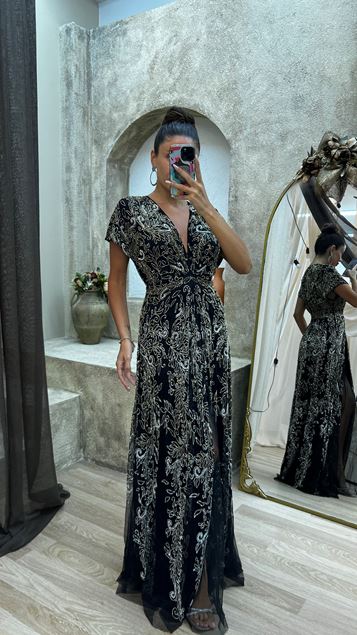 Vestido negro bordado a mano personalizado con cuello en V