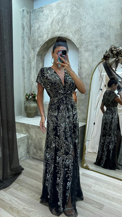 فستان أسود مطرز يدويًا بياقة على شكل حرف V