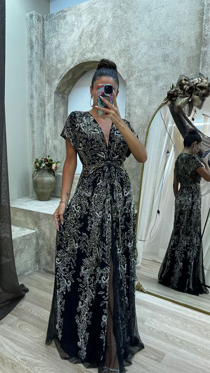 فستان أسود مطرز يدويًا بياقة على شكل حرف V