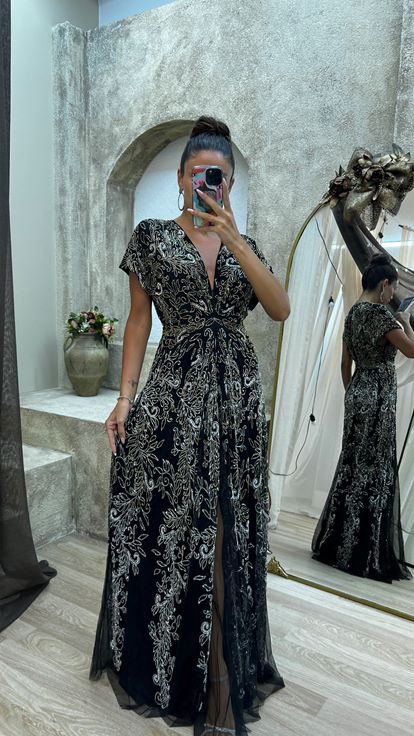 فستان أسود مطرز يدويًا بياقة على شكل حرف V