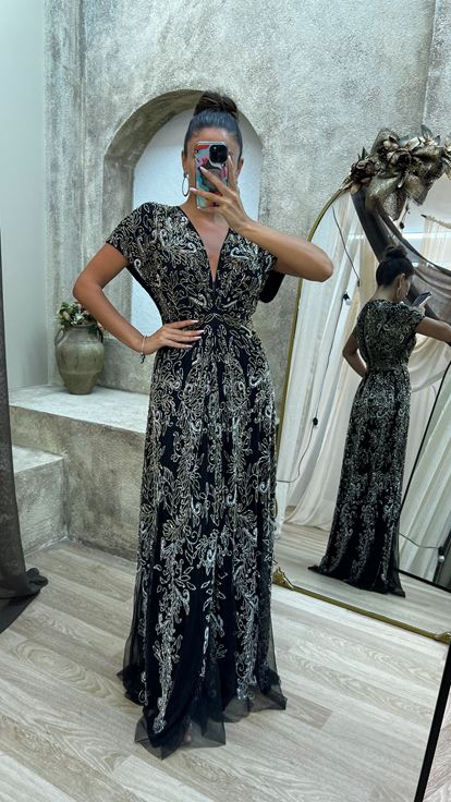 فستان أسود مطرز يدويًا بياقة على شكل حرف V