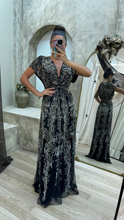 فستان أسود مطرز يدويًا بياقة على شكل حرف V