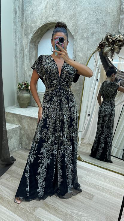 فستان أسود مطرز يدويًا بياقة على شكل حرف V