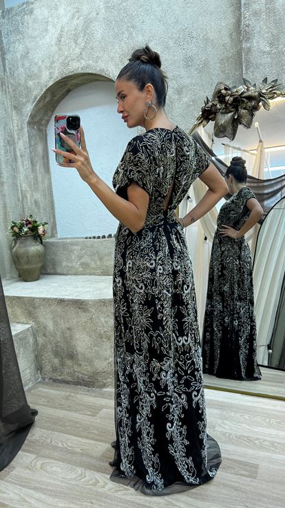 فستان أسود مطرز يدويًا بياقة على شكل حرف V