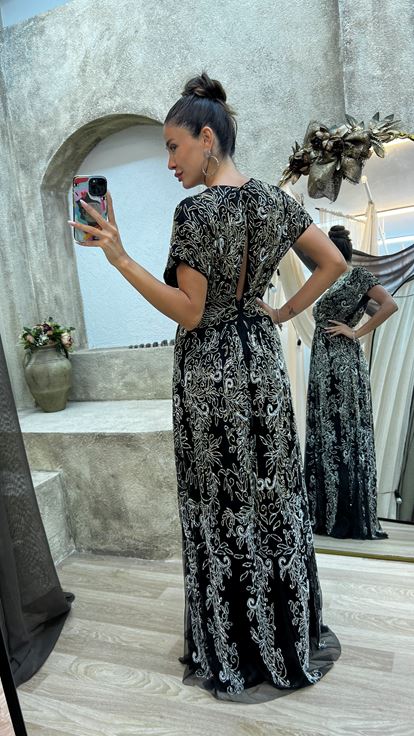 فستان أسود مطرز يدويًا بياقة على شكل حرف V