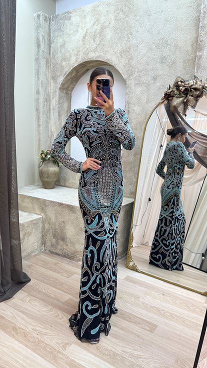 فستان أسود مطرز حسب الطلب