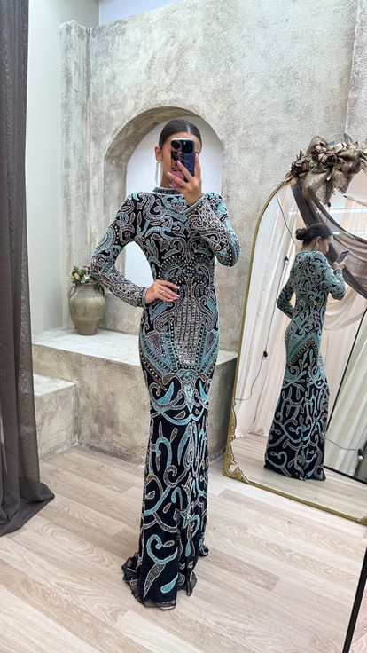 فستان أسود مطرز حسب الطلب