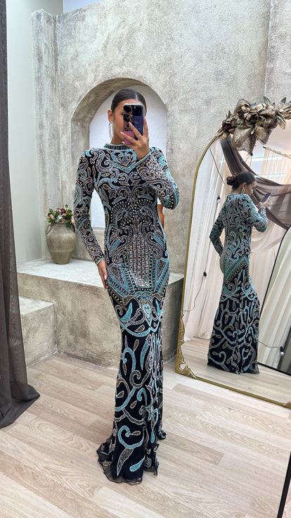 فستان أسود مطرز حسب الطلب