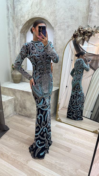 فستان أسود مطرز حسب الطلب