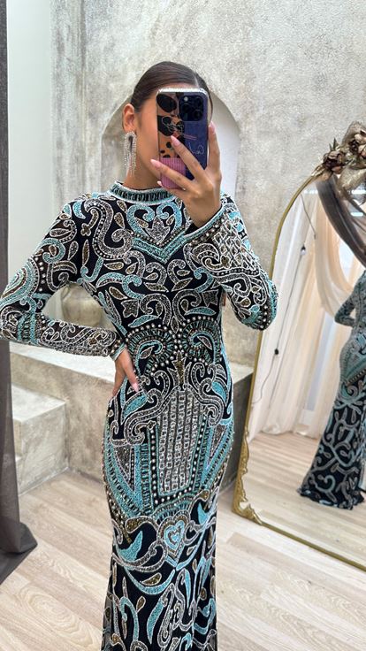 فستان أسود مطرز حسب الطلب