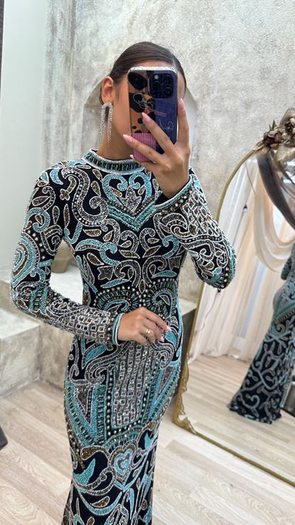 فستان أسود مطرز حسب الطلب