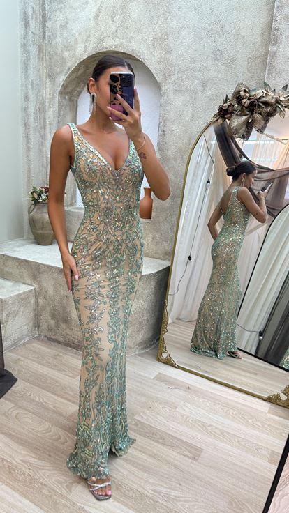 فستان أخضر نعناعي بياقة على شكل حرف V مع تفاصيل خلفية وتطريز يدوي مميز