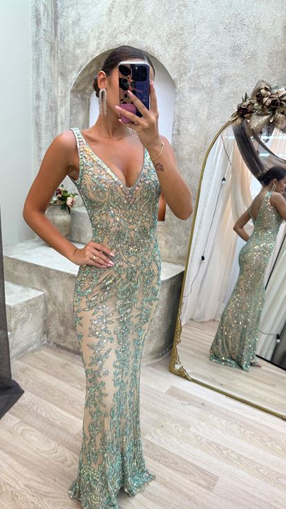 فستان أخضر نعناعي بياقة على شكل حرف V مع تفاصيل خلفية وتطريز يدوي مميز