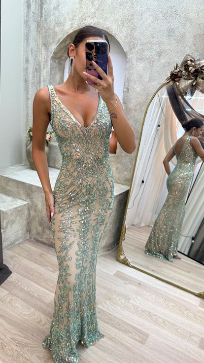 فستان أخضر نعناعي بياقة على شكل حرف V مع تفاصيل خلفية وتطريز يدوي مميز