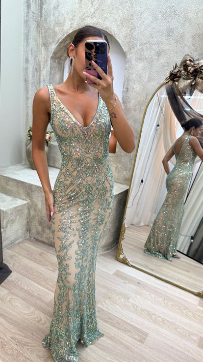 فستان أخضر نعناعي بياقة على شكل حرف V مع تفاصيل خلفية وتطريز يدوي مميز