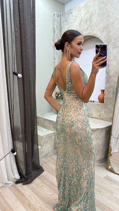 فستان أخضر نعناعي بياقة على شكل حرف V مع تفاصيل خلفية وتطريز يدوي مميز