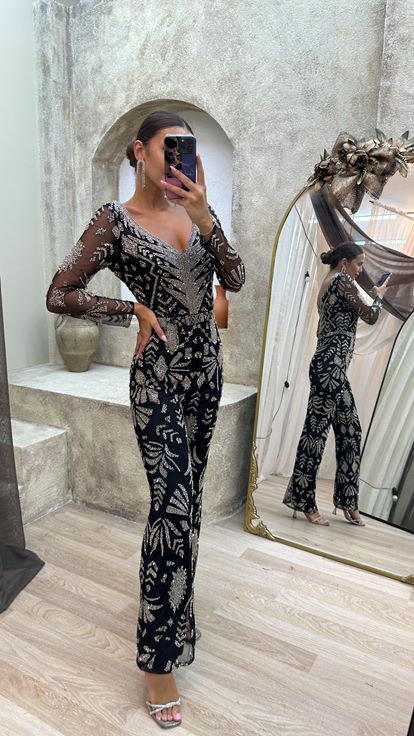 Tuta nera con scollo a V  dettaglio sulla schiena e ricamo speciale 