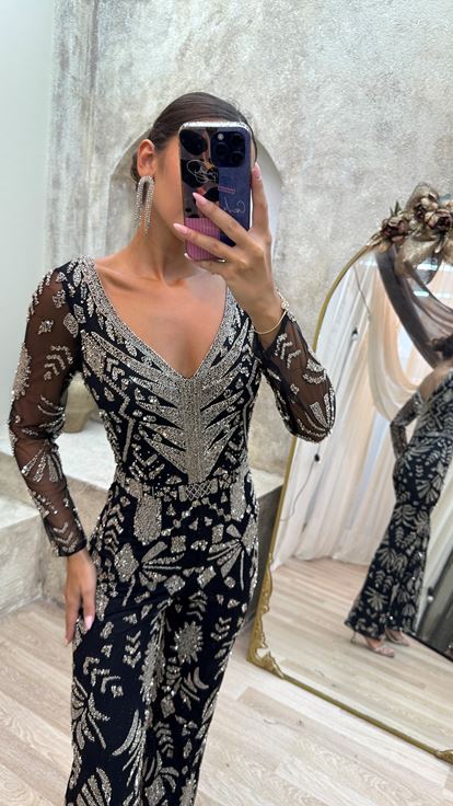 Tuta nera con scollo a V  dettaglio sulla schiena e ricamo speciale 