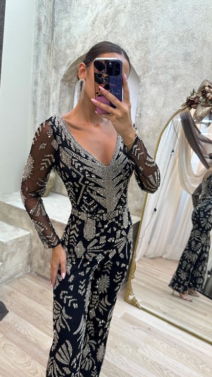 Tuta nera con scollo a V  dettaglio sulla schiena e ricamo speciale 