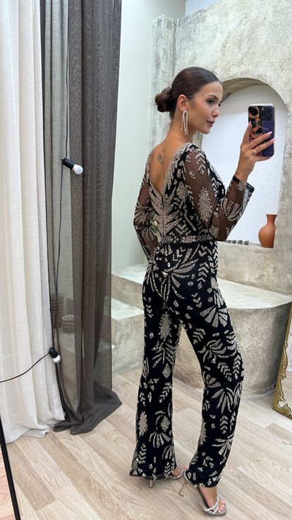 Tuta nera con scollo a V  dettaglio sulla schiena e ricamo speciale 