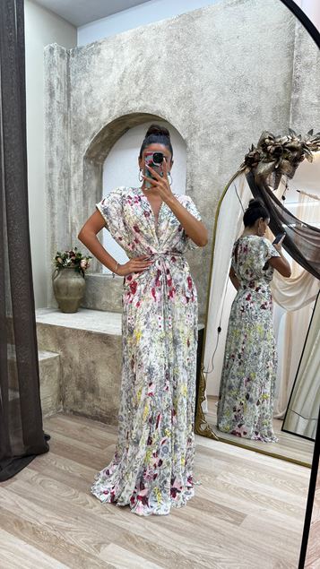 Weißes, speziell besticktes, gemustertes Kleid mit V-Ausschnitt am Rücken