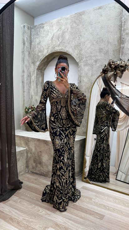 Sarı V Yaka Özel İşlemeli Elbise