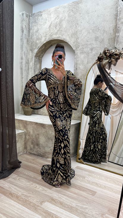 Sarı V Yaka Özel İşlemeli Elbise