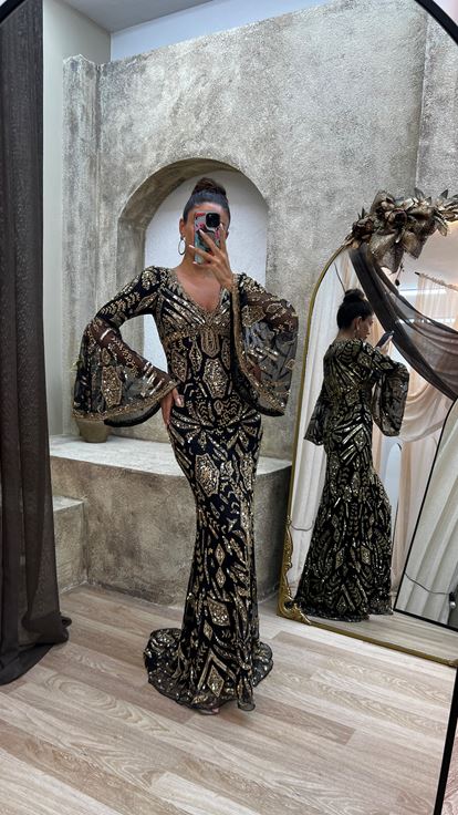 Sarı V Yaka Özel İşlemeli Elbise