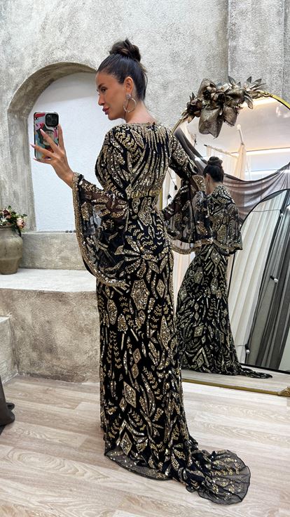 Sarı V Yaka Özel İşlemeli Elbise