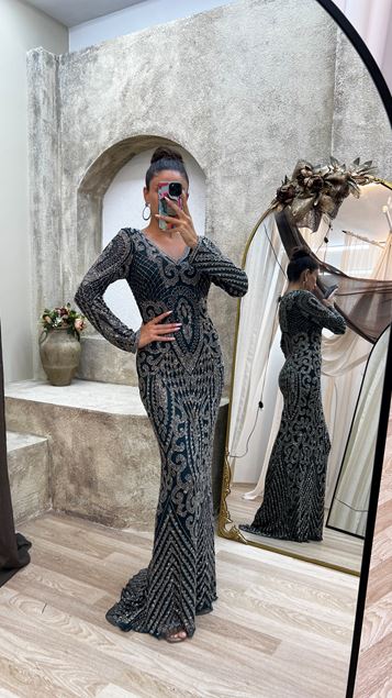 Vestido especial bordado con escote en V esmeralda