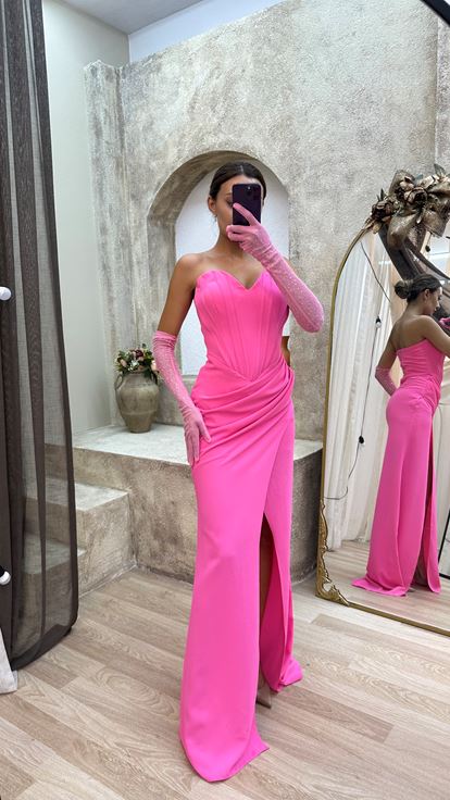 Vestido de noche rosa con detalle de pecho de una sola manga