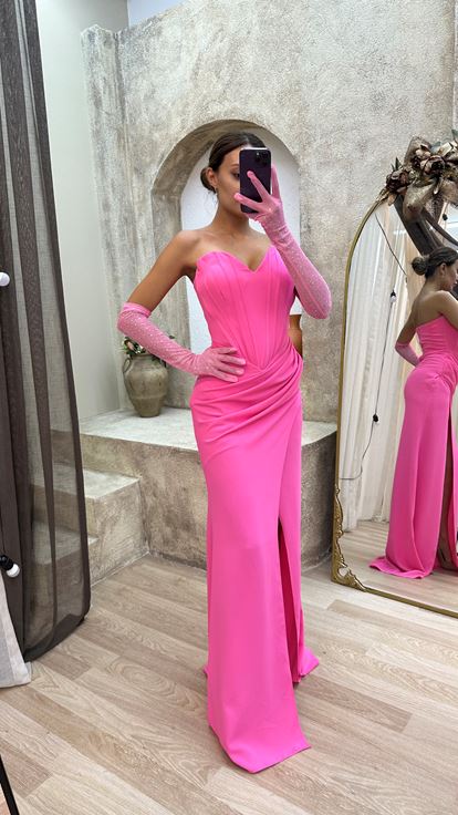 Vestido de noche rosa con detalle de pecho de una sola manga