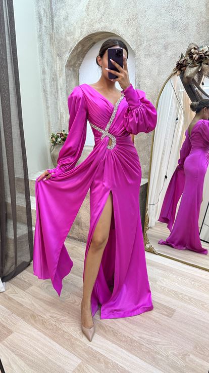 فستان سهرة بلون الفوشيا بياقة على شكل حرف V وتفاصيل مطرزة وأكمام بالون بتصميم منسدل