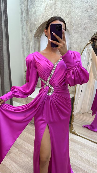 فستان سهرة بلون الفوشيا بياقة على شكل حرف V وتفاصيل مطرزة وأكمام بالون بتصميم منسدل