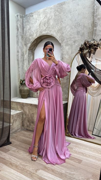 Vestido de noche de gasa rosa con cintura y detalle en la espalda de rosa polvoriento