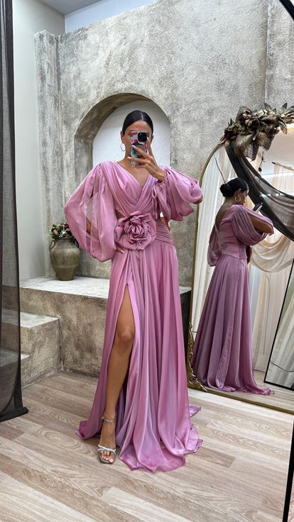Vestido de noche de gasa rosa con cintura y detalle en la espalda de rosa polvoriento
