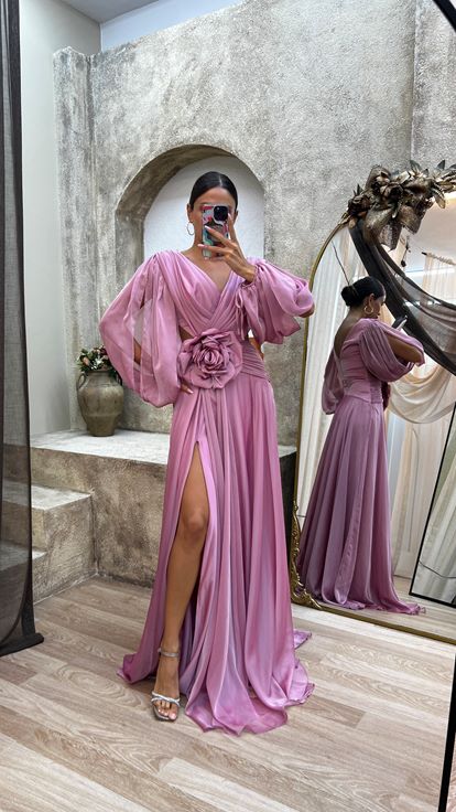 Vestido de noche de gasa rosa con cintura y detalle en la espalda de rosa polvoriento