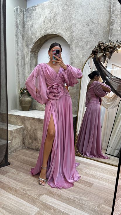 Vestido de noche de gasa rosa con cintura y detalle en la espalda de rosa polvoriento